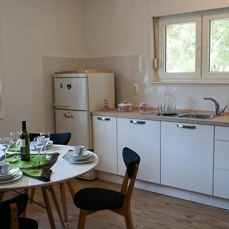 Nora Wine House Split