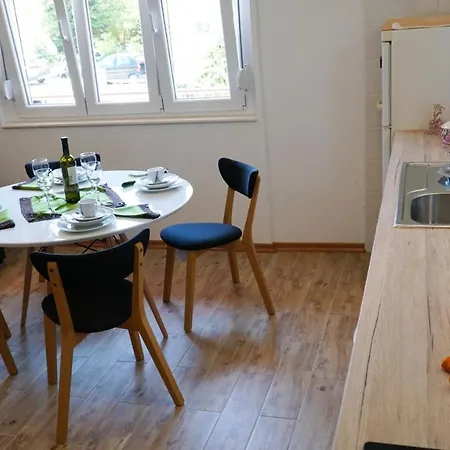 Nora Wine House Split