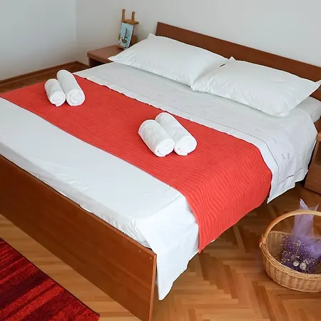 Nora Wine House Split